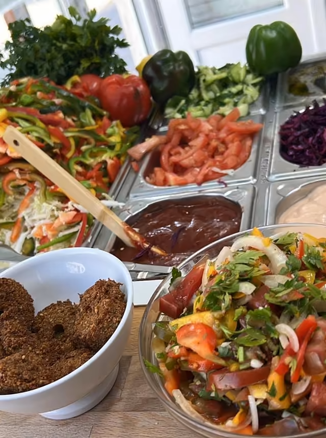 Falafel w misce i miska sałatki przy barze warzywnym