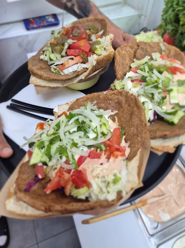 Lahmacun z mięsem i surówką na tacy