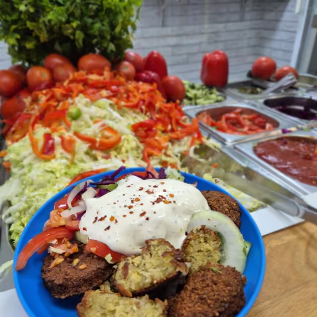 Miska falafeli z sałatką i sosem