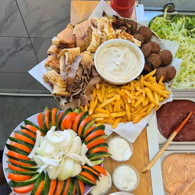 Półmisek z pitą, frytkami, falaflem i sosem