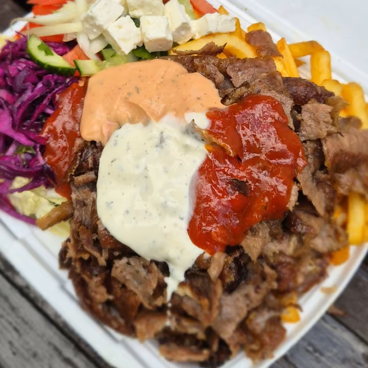 Box kebab z góry: mięso, frytki, surówka, feta, biały i czerwony sos
